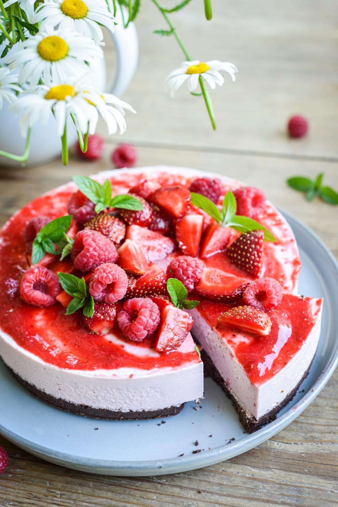 Торт с красными летними ягодами (12 кусков)
