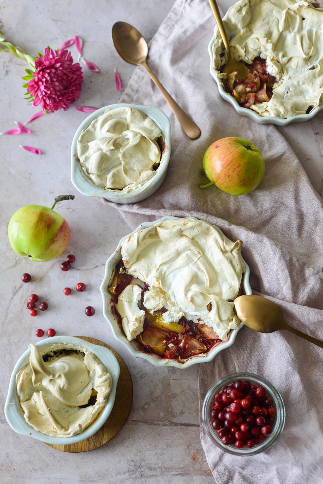 Яблочно-брусничный десерт с покрытием из безе